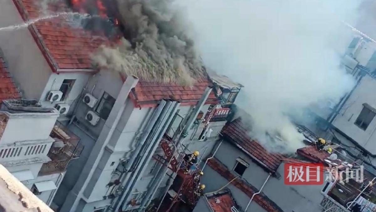 失火建築是一棟3層建築,位於步行街的中心地帶。(圖/翻攝自極目新聞)