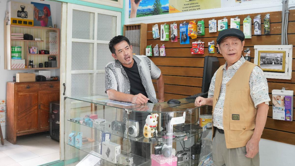 劇中黃西田(右)鼓勵柯叔元勇敢追求幸福。(圖/華視、東森超視提供)