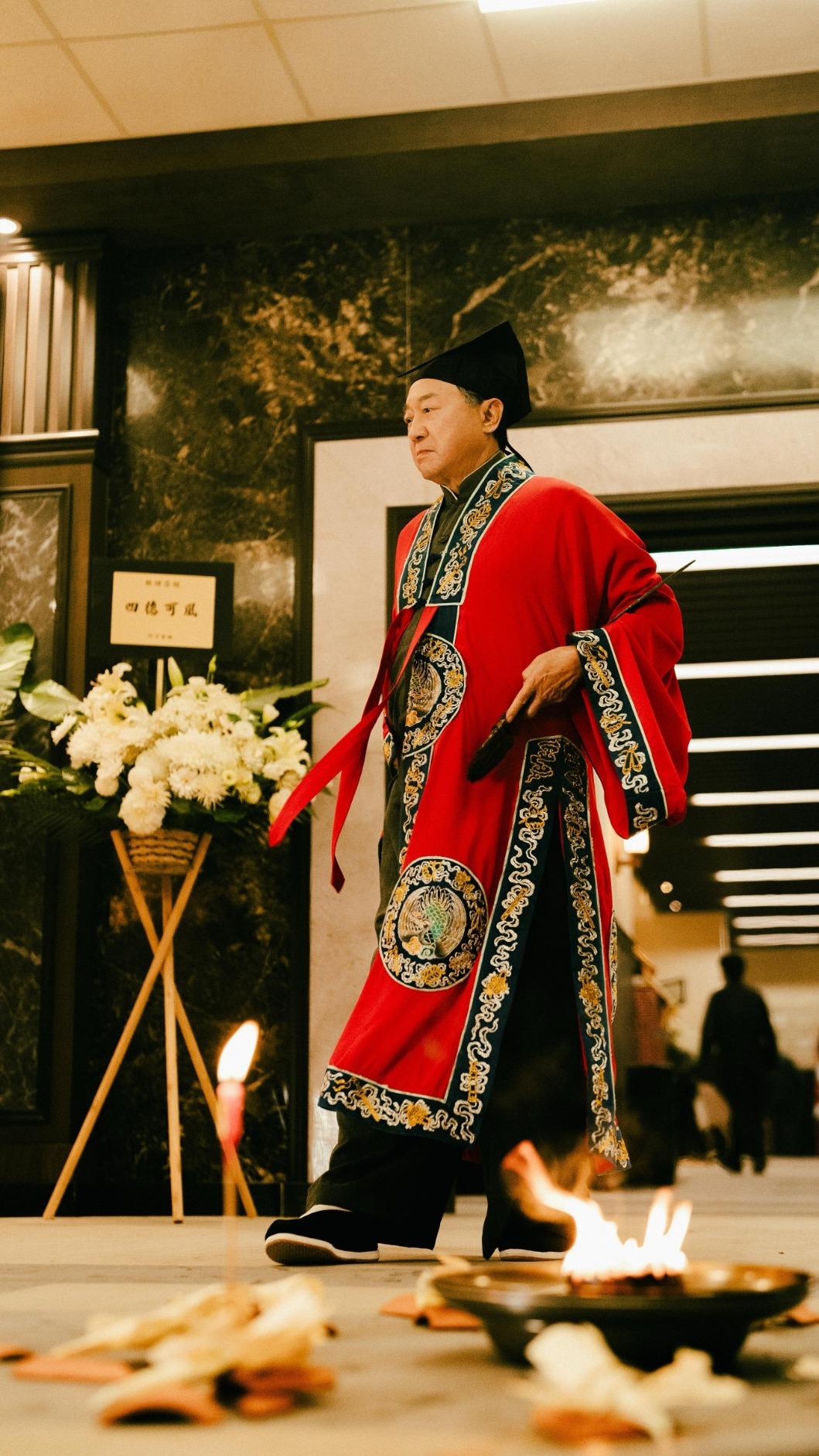 82歲許冠文為《破‧地獄》學習破地獄儀式與舞步。(圖/華映提供)