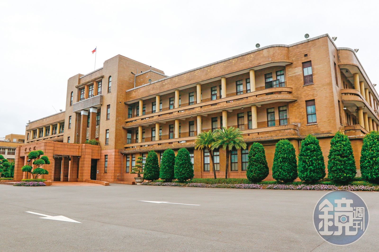 徐益梁與陳姓諮議常假日到行政院辦公室待一下午。(圖/鏡週刊)