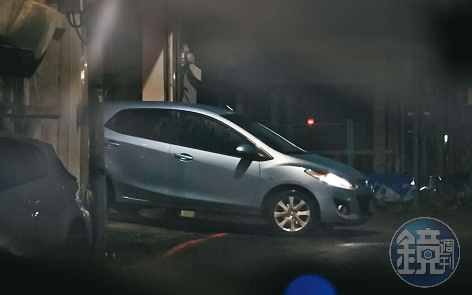 07/26 19:42,徐益梁的車子一駛出官邸,陳姓諮議也跟著開車離開。(圖/鏡週刊)
