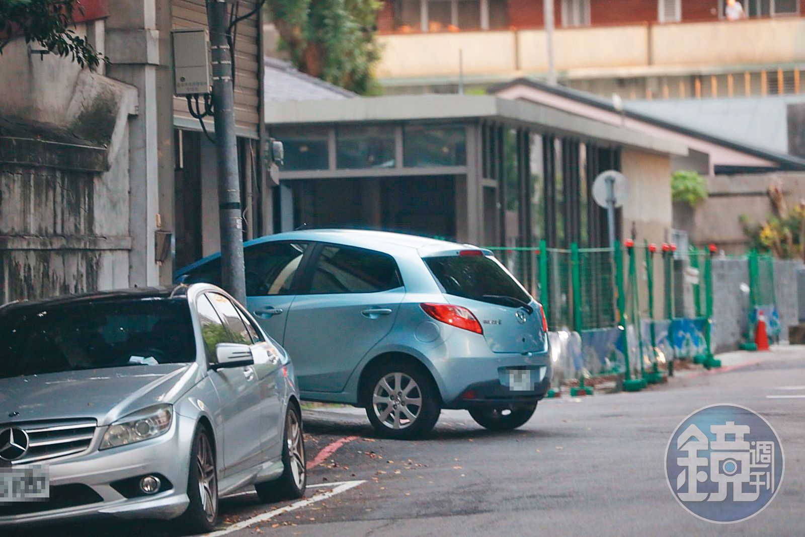 08/01 18:28，陳姓諮議下班後開車至無人使用的行政院副院長官邸。（圖／鏡週刊）