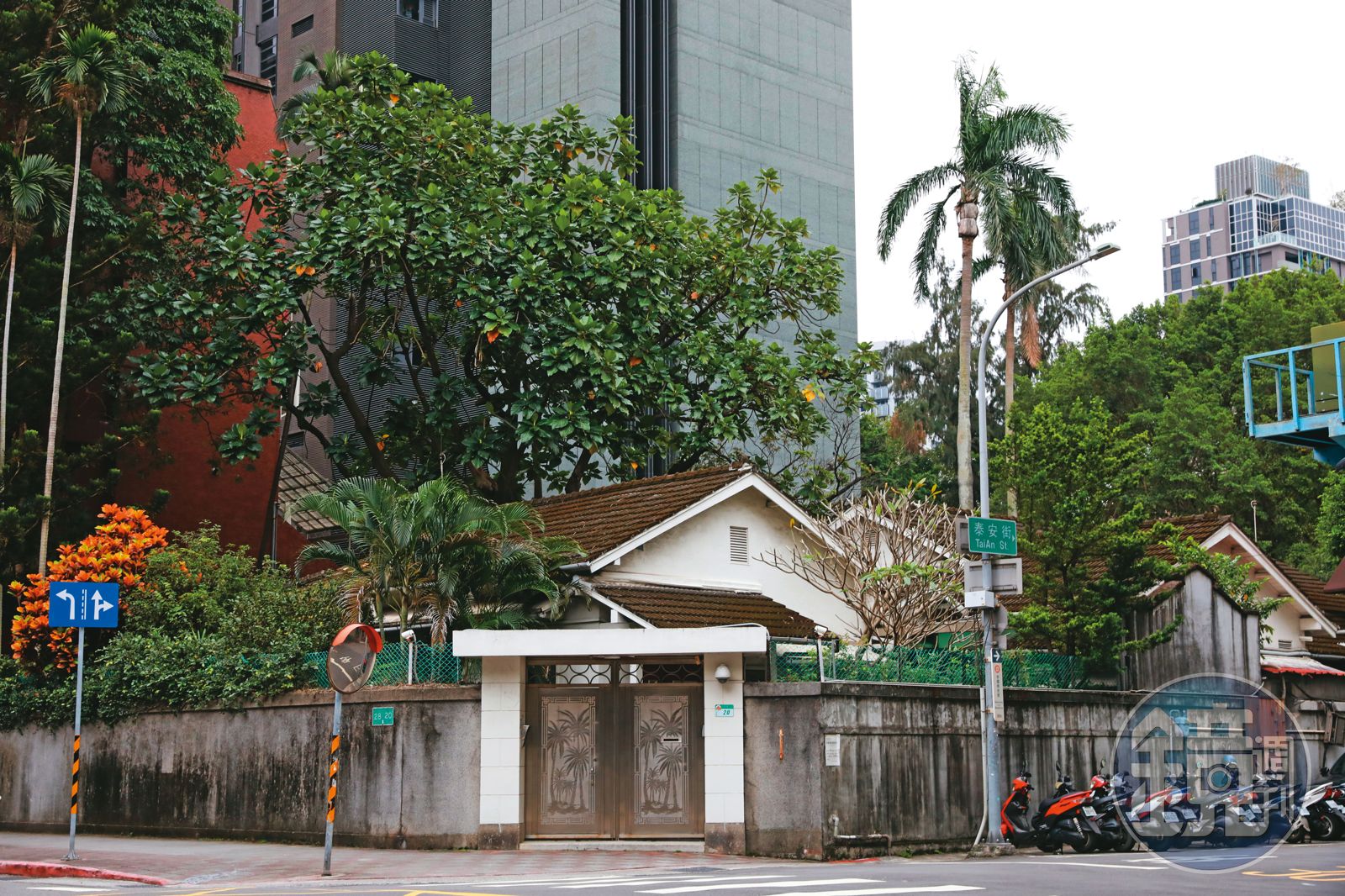 徐益梁、陳姓諮議下班後約會的行政院副院長官邸目前閒置中，今年5月前鄭文燦入住於此。（圖／鏡週刊）