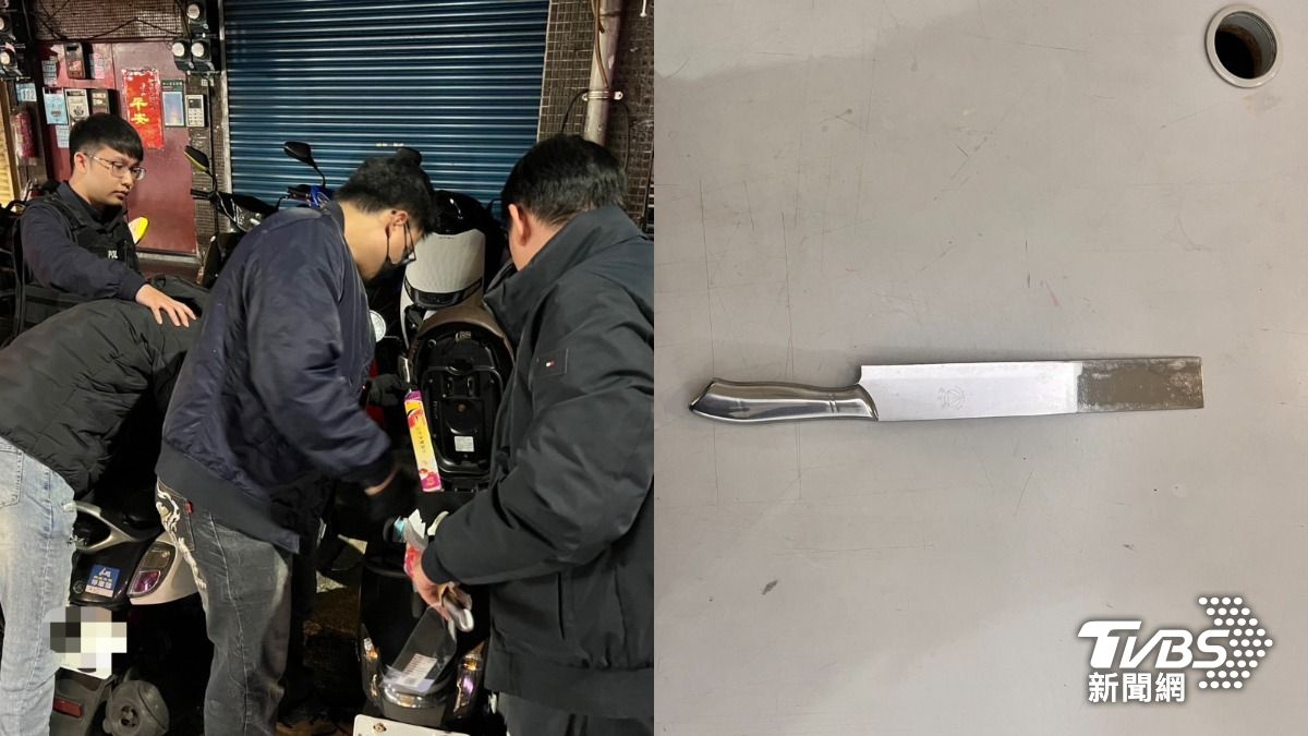 員警在陳男機車車廂內起獲行凶西瓜刀。(圖/TVBS)