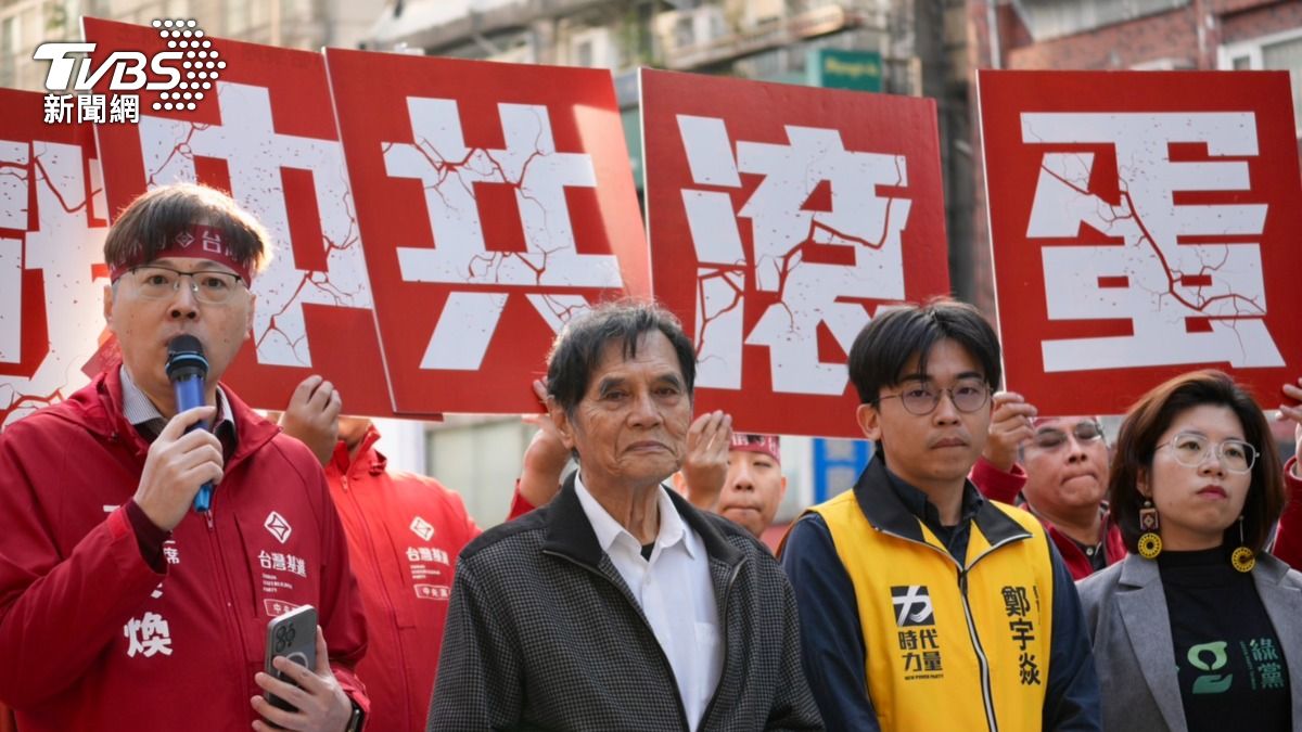 現場舉起看板抗議,警方佈署90人以防衝突。(圖/區國強攝)