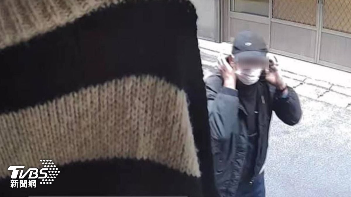 黑衣男遭控連偷女裝,犯案前還戴上口罩。(圖/TVBS)