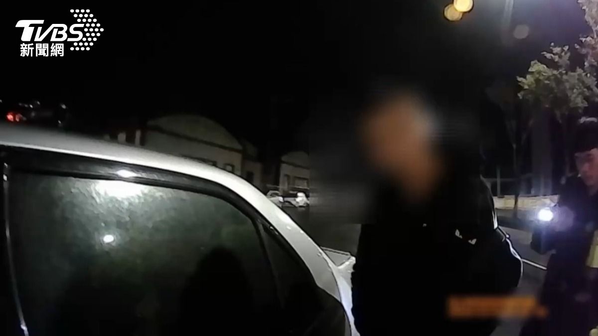 開車恍神又蛇行!汐止男險撞警 車上抄出喪屍菸彈