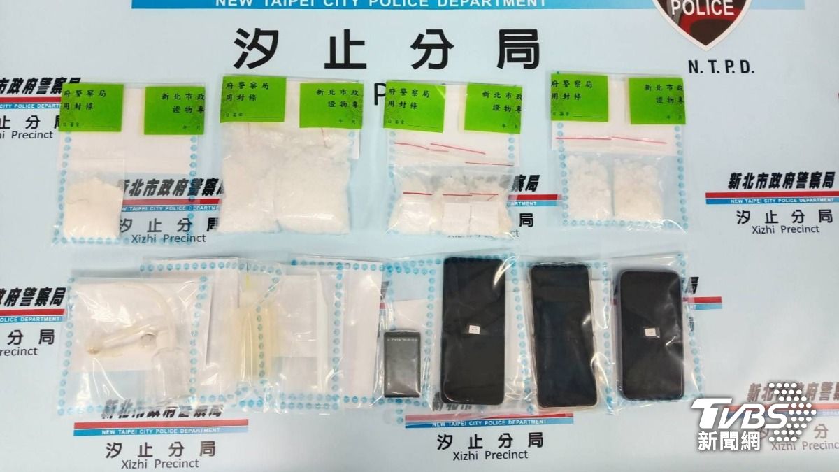 警方查扣到毒品近500克、吸食器、磅秤及分裝袋等。(圖/TVBS)