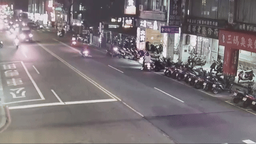 失控片/新北駕駛「撿東西分神」撞10機車 臨停騎士慘遭波及