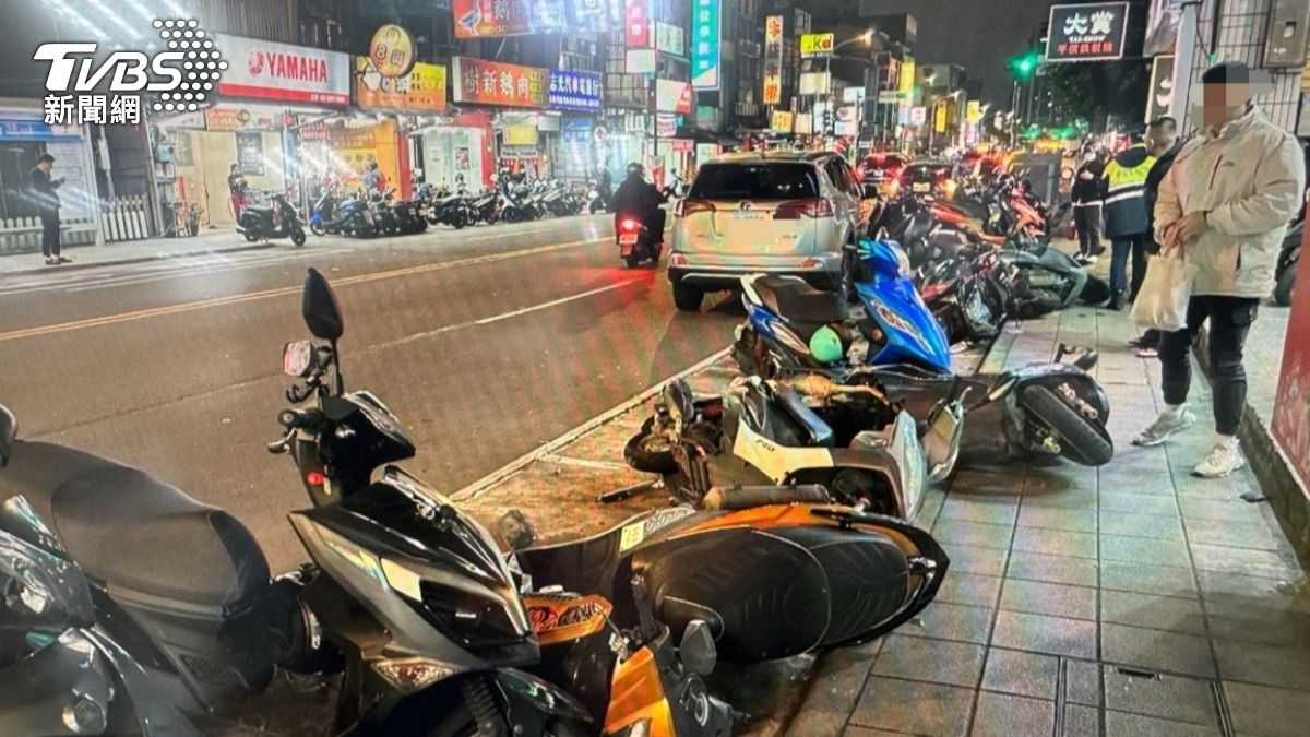 休旅車連撞10輛機車。(圖/TVBS)