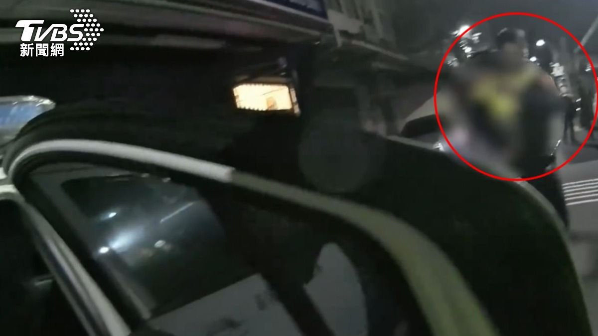 暖警先將男童帶返回所。(圖/TVBS)