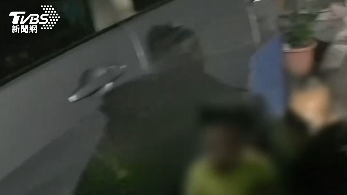 男童出門尋找母親。(圖/TVBS)