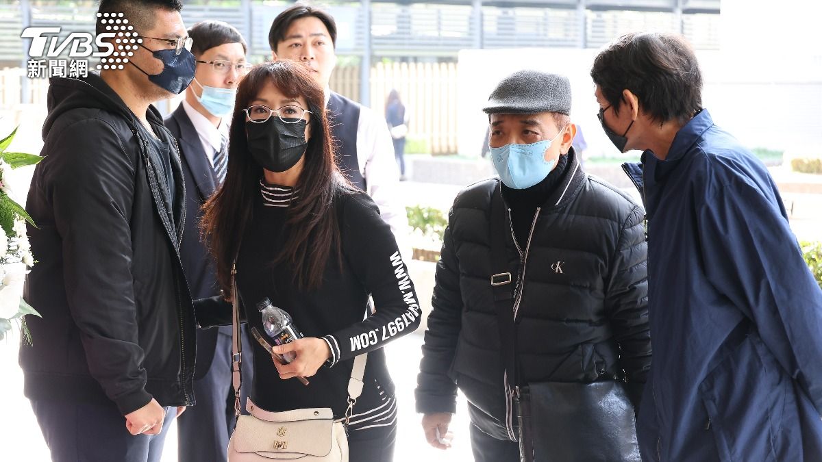 林姿佑(左)、小亮哥痛別父親林照雄。(圖/張哲鳴攝)