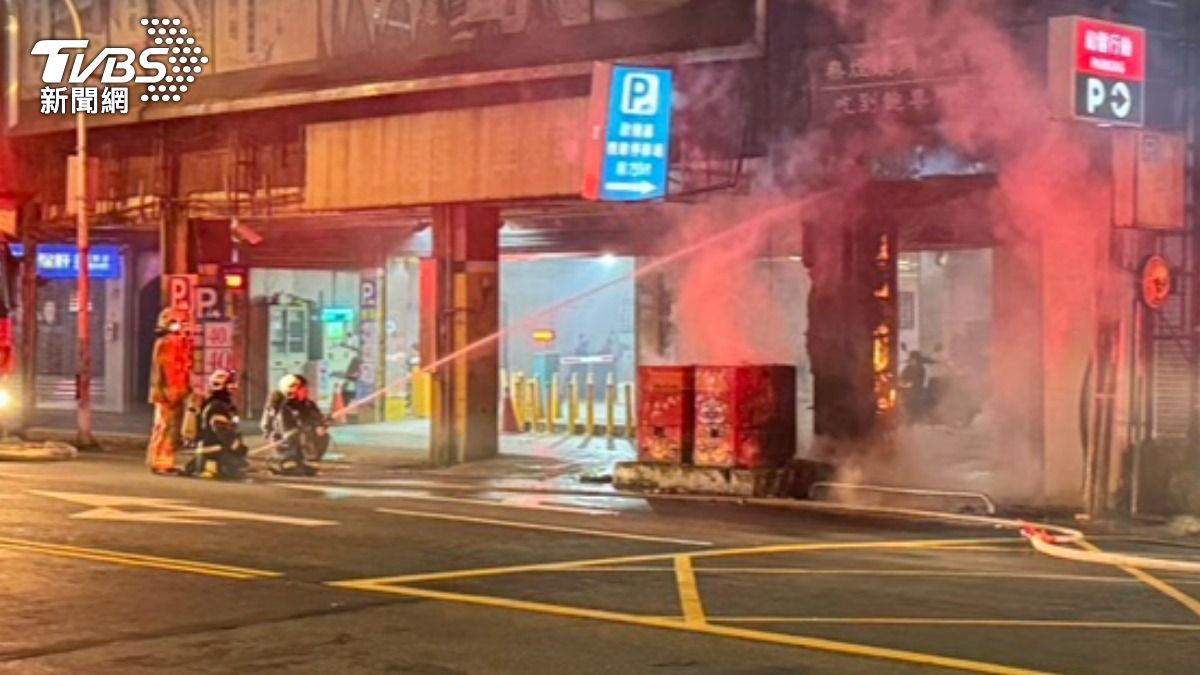 現場濃煙密布。（圖／TVBS）