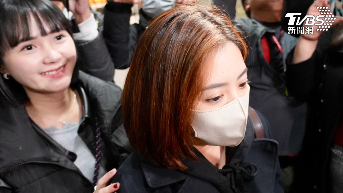 民眾黨立法院黨團辦公室主任陳智菡、民眾黨副秘書長許甫、台北市議員黃瀞瑩、民眾黨發言人吳怡萱。（圖／區國強攝）