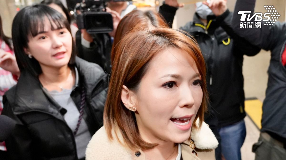 民眾黨立法院黨團辦公室主任陳智菡、民眾黨副秘書長許甫、台北市議員黃瀞瑩、民眾黨發言人吳怡萱。（圖／區國強攝）