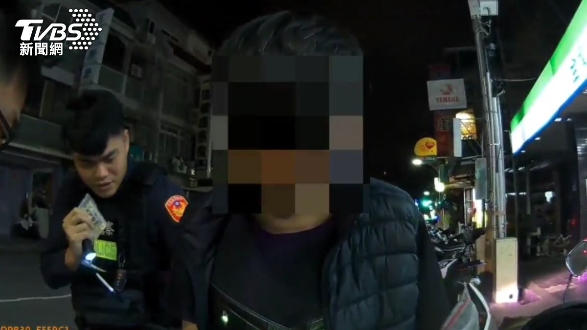 警方攔查該名江姓男子,發現其褲襠藏有毒品咖啡包。(圖/TVBS)