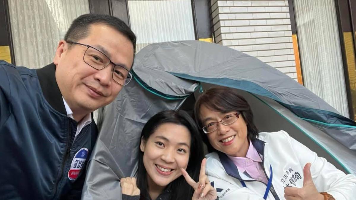 拚《選罷法》等3法案周五闖關 藍委議場前紮營64小時排班守夜