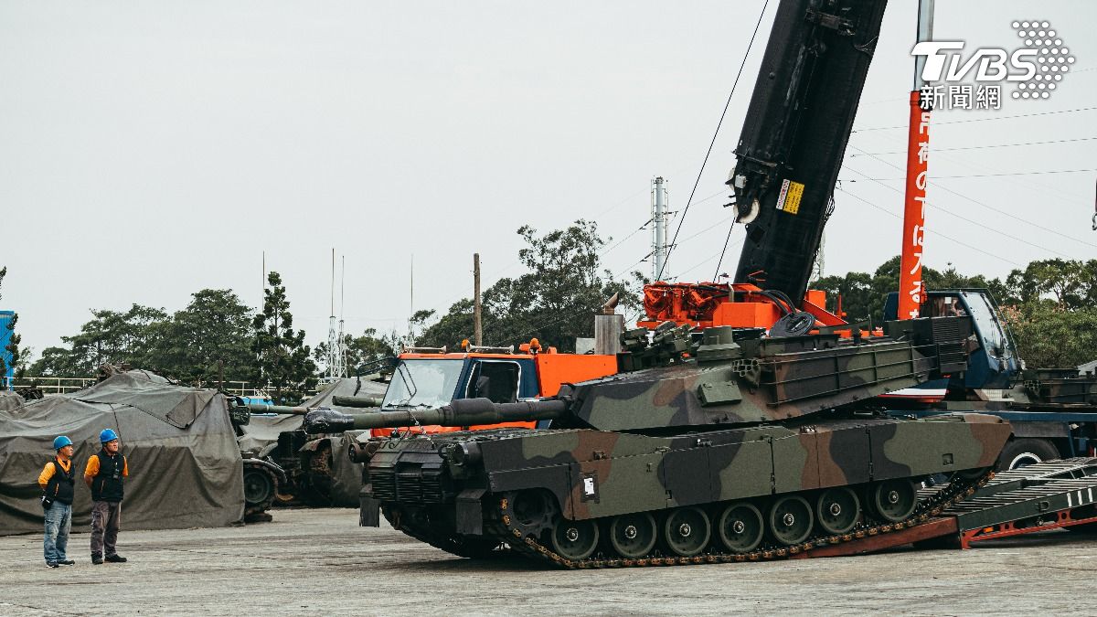 「地表最強戰車」M1A2T戰車去年底抵台，並在台、美雙方人員點交下正式「開箱」。（圖／國防部提供）