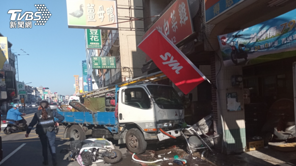 閃左轉機車失控!台南小貨車撞進「薑母鴨名店」2人送醫