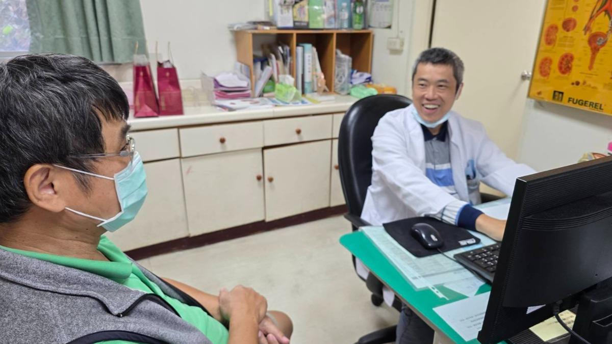 張先生回診特感謝泌尿科林德祺醫師及時為他進行手術。(圖/豐原醫院提供)