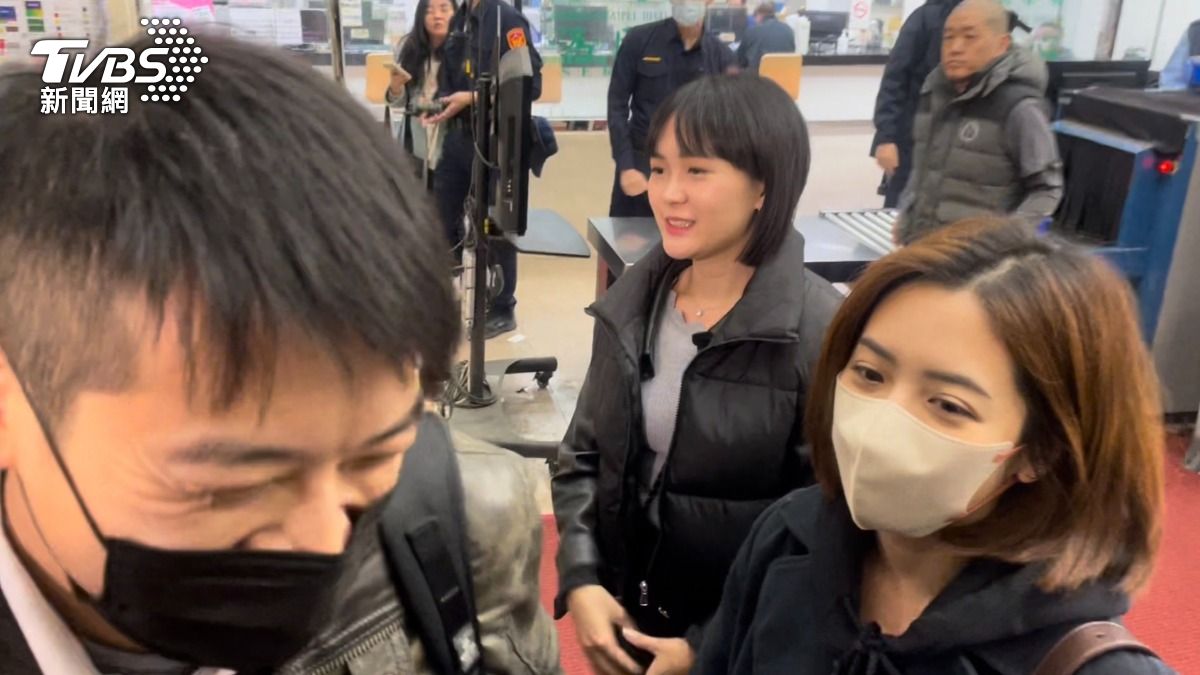 民眾黨發言人吳怡萱、「學姐」黃瀞瑩與許甫。(圖/潘千詩攝)