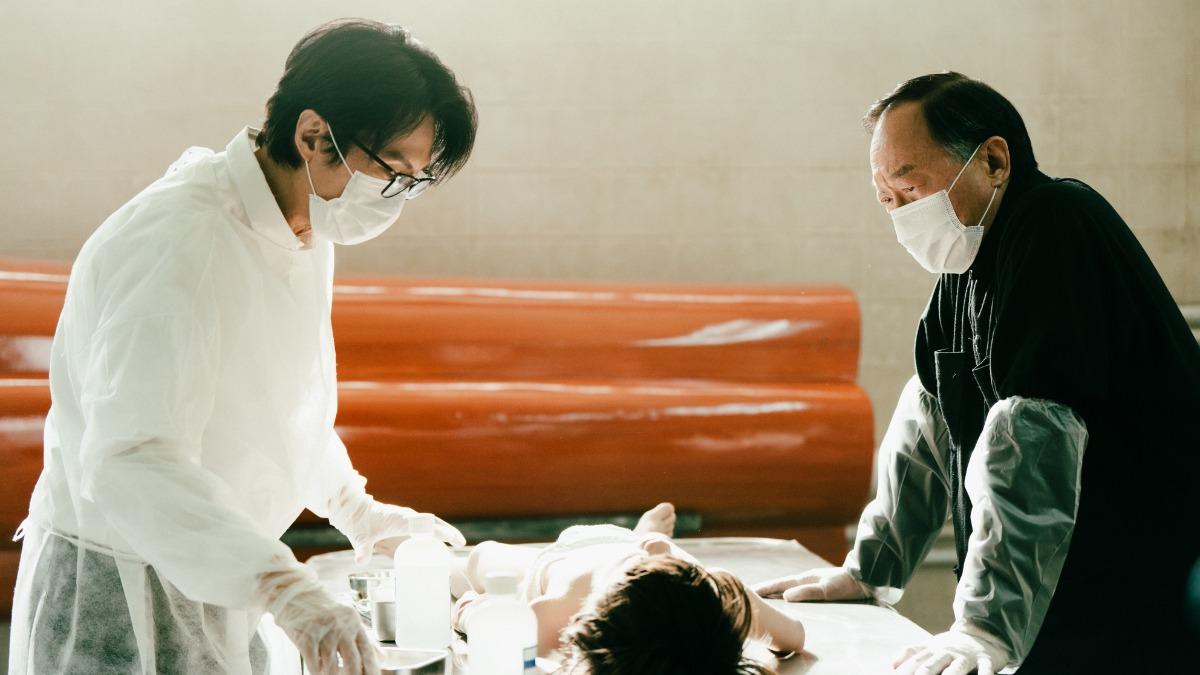 黃子華、許冠文為先人化妝的畫面,皆在萬國殯儀館真實取景。(圖/華映提供)