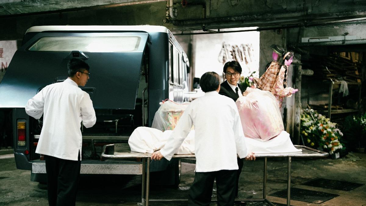 黃子華拍攝前深入殯儀館學習喪事流程。(圖/華映提供)