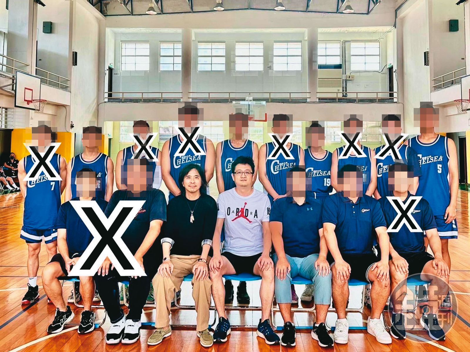 邵之雋(前排左4)透過教育部政務次長葉丙成(前排左3)挖角多名球員至開南高中,但已有多人(打X者)退隊。(圖/讀者提供)