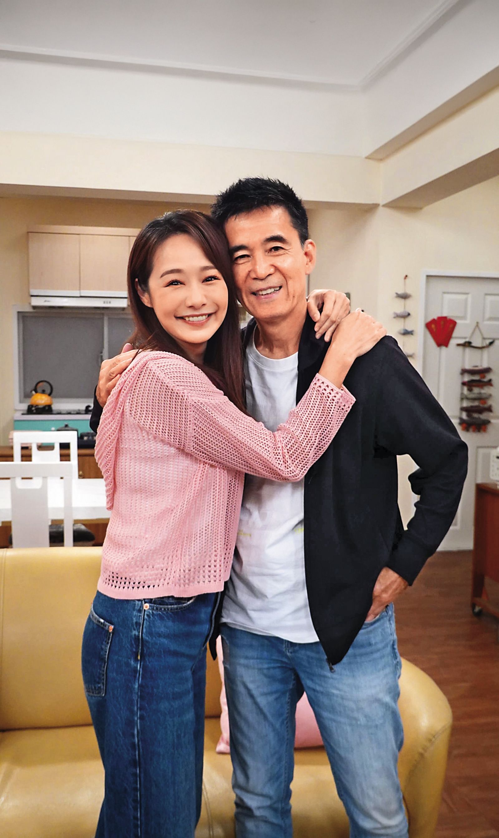 王為(右)執導時親切認真,據悉和茵芙(左)等演員們都打成一片,有好交情。(圖/翻攝自王為臉書)