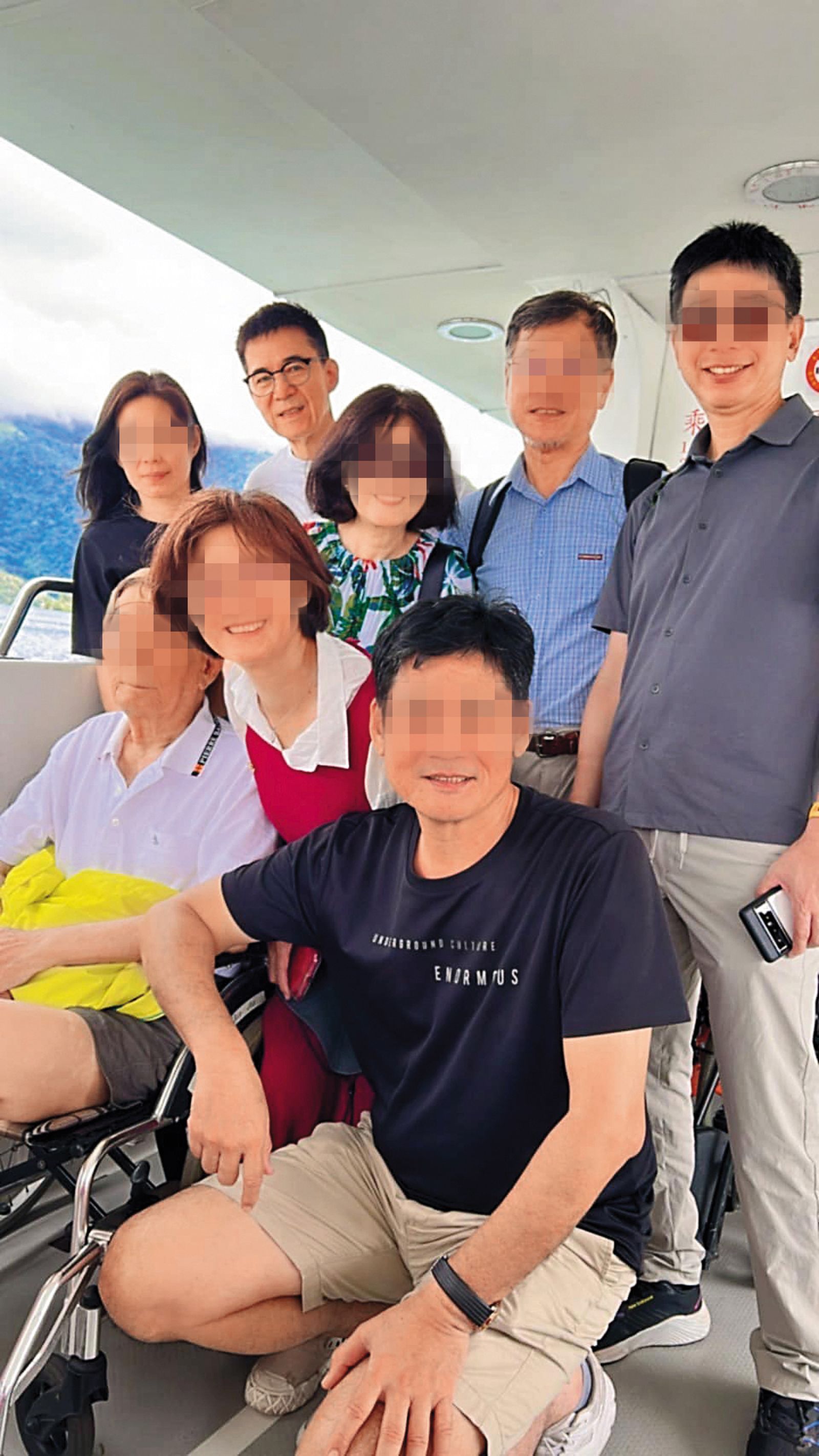 日前王為(後排左二)和老婆(後排左一)還帶著家人開心出遊,在臉書曬出照片。(圖/翻攝自王為臉書)