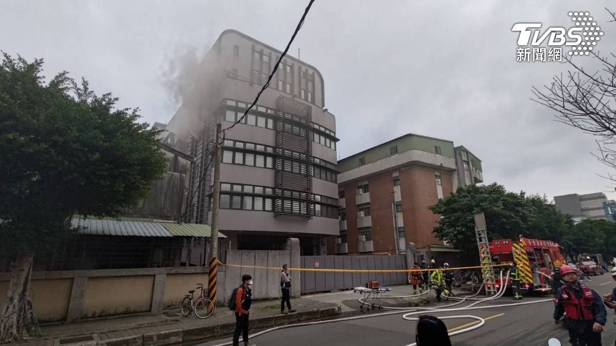 桃園生技工廠火警 「穀粉倉庫煙狂竄」消防灌救2小時