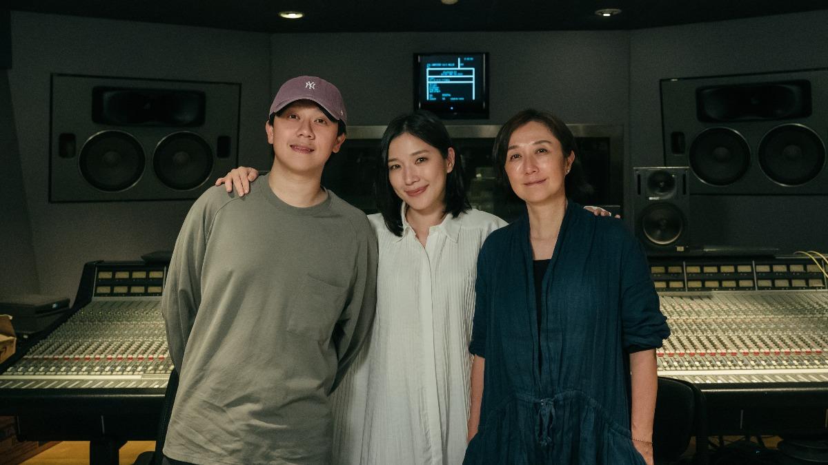 阿舍(左起)、Sandra和黃韻玲3個人聯手,為〈Make A Wish〉增色不少。(圖/小公視提供)