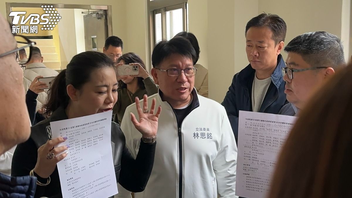 國民黨團書記長林思銘在會議室外被綠委們包圍。（圖／潘袁詩羽攝）