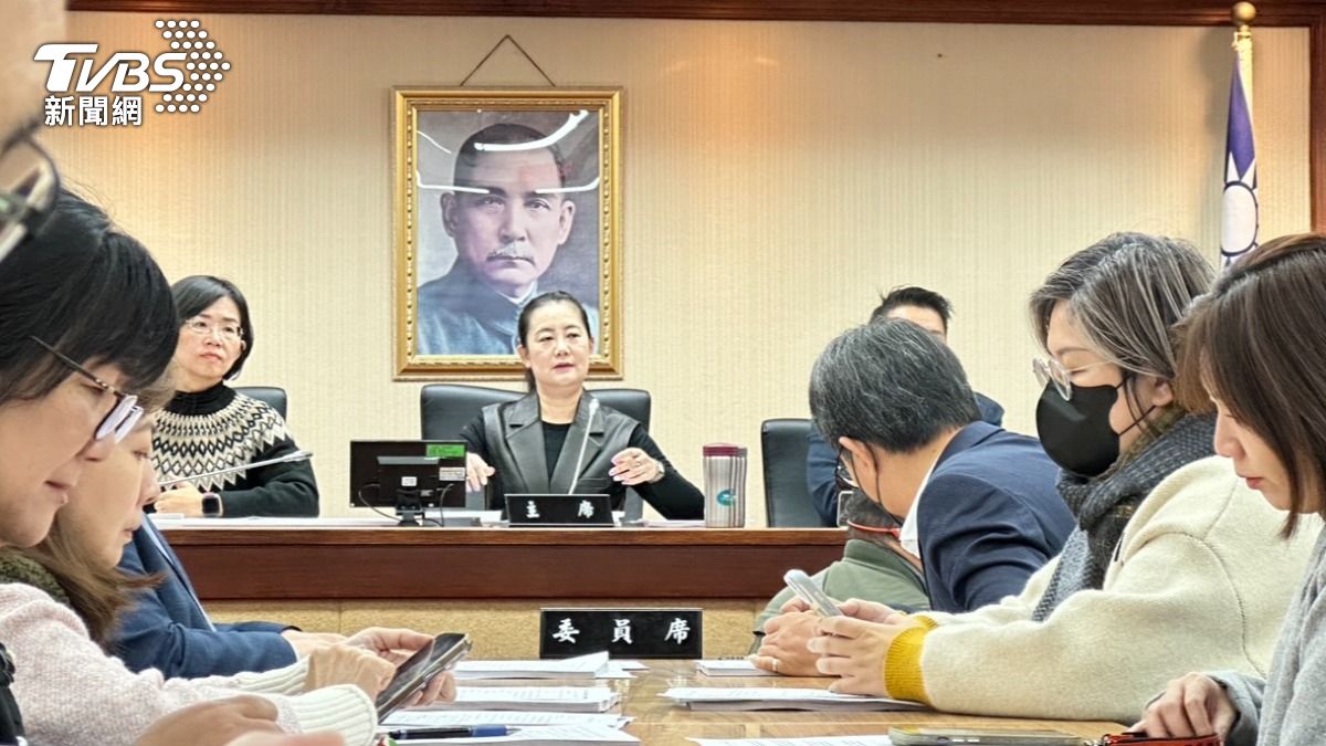 不滿藍強過《選罷法》!綠不認議事錄佔主席台 要韓國瑜先協商