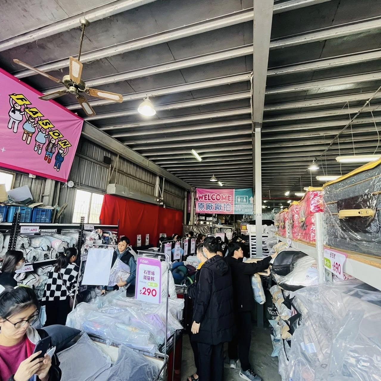 搶攻冷氣團商機,業者推出棉被特賣。(圖/翻攝臉書 法頌寢飾生活館)