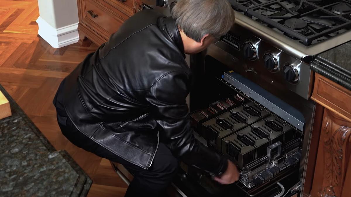 黃仁勳從烤箱內拿出Jetson Orin Nano Super。（圖／取自NVIDIA YT）