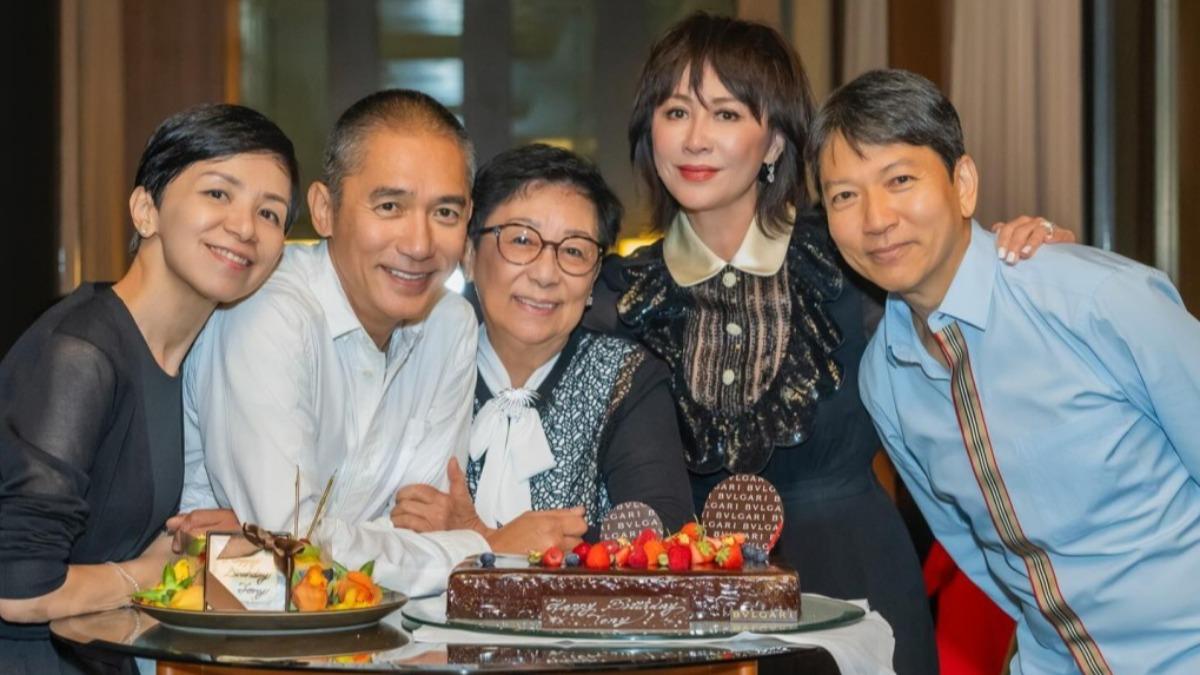 梁朝偉母親、妹妹一同現身慶生。(圖/翻攝自劉嘉玲IG)