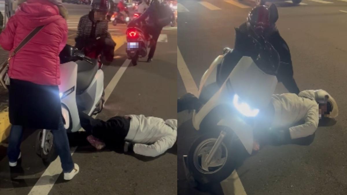 風太大撐不住!新竹騎士自撞慘摔 驚險「躺臥大馬路」