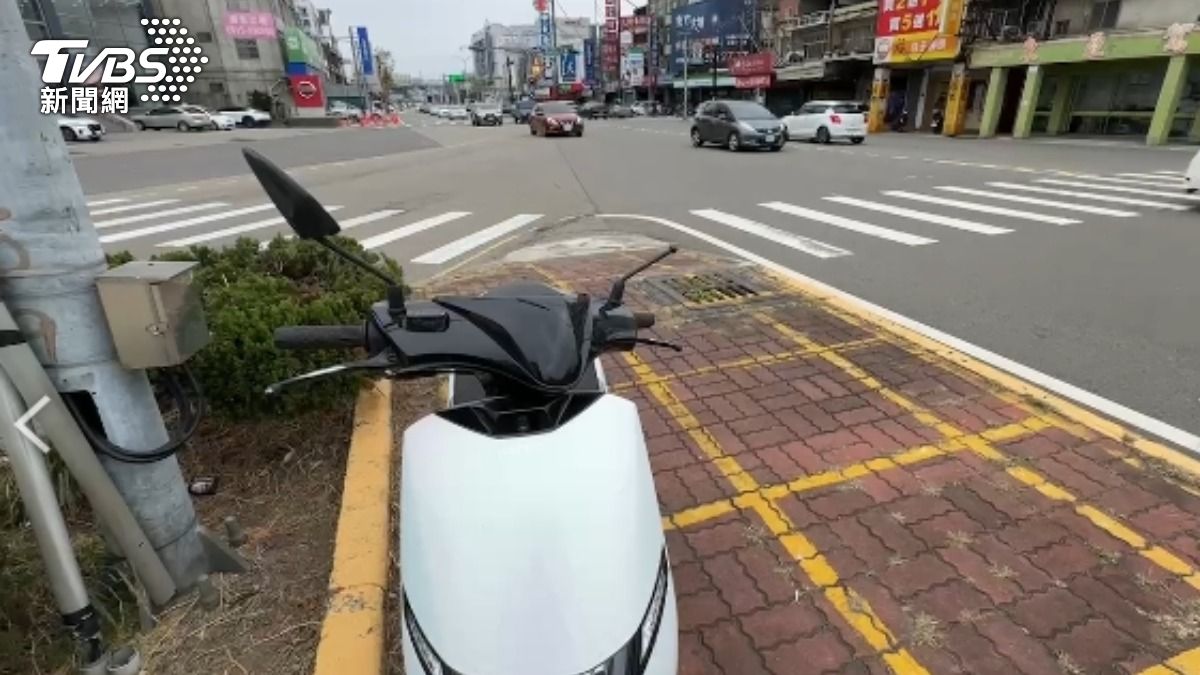 該名騎士稱因風大失控自撞路緣摔車。（圖／TVBS）