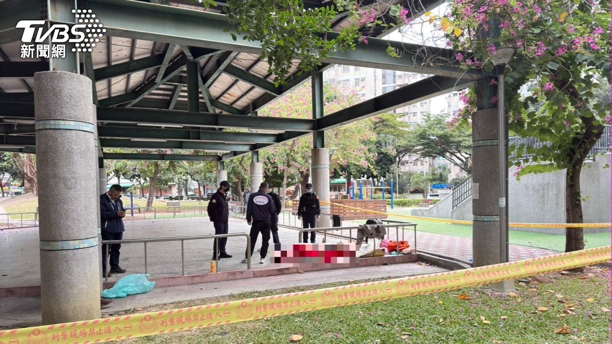 街友陳屍公園。（圖／TVBS）