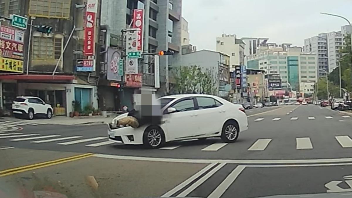 新竹行人遭撞「飛到引擎蓋」四腳朝天　網酸：A柱又要扛下一切