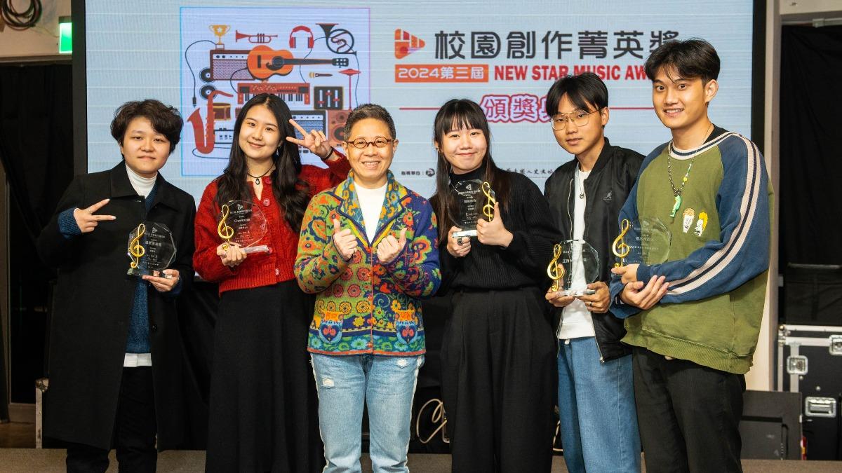 中華音樂人交流協會舉辦第3屆「校園創作菁英獎」,丁曉雯(左三)和得獎者開心合照。(圖/中華音樂人交流協會提供)