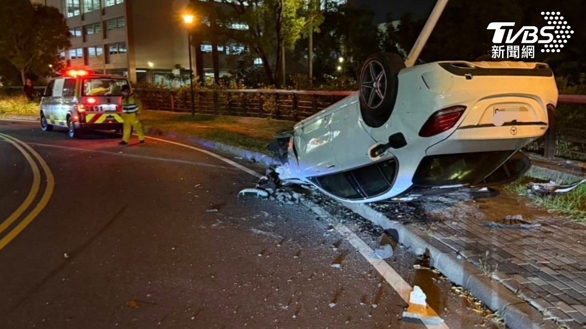 累了嗎?賓士自撞底盤朝天躺人行道 11車遭波及東倒西歪