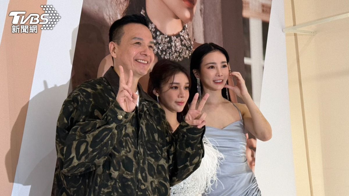 舒子晨(右)和小鐘(左)替Dolly的新店開幕站台。(圖/陳薈涵攝)