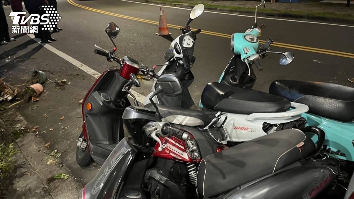 路旁的機車底盤朝天。(圖/TVBS)