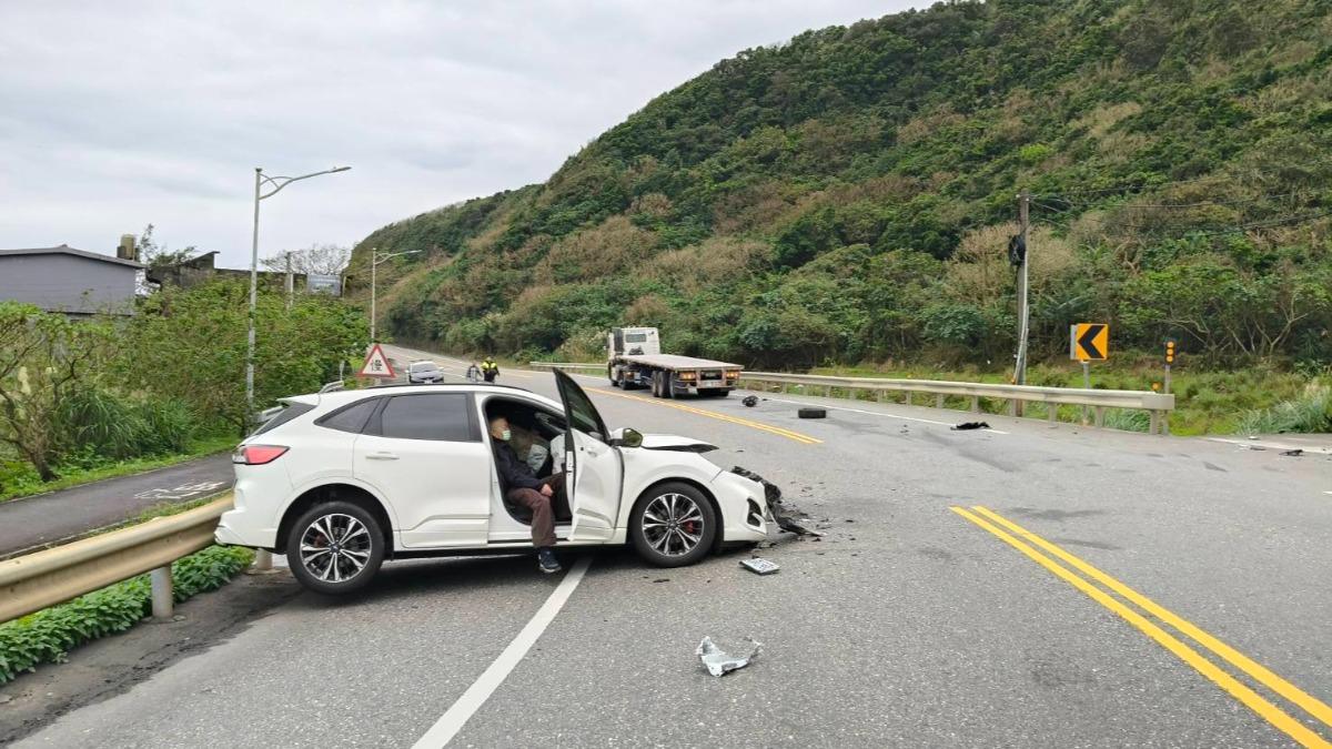 小客車駕駛輕傷，曳引車駕駛則無受傷。（圖／翻攝自記者爆料網）