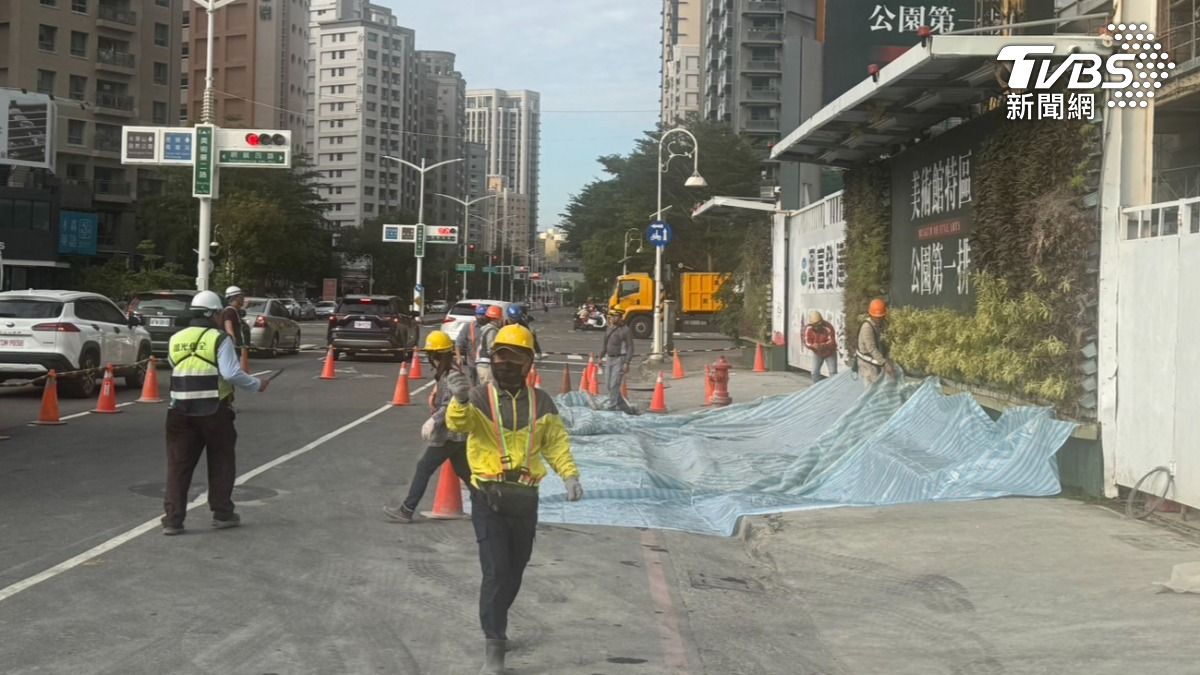 快訊/高雄美術館建案挖入地下室!隔壁人行道「整排塌了」