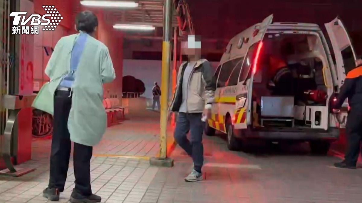 其中一名男大生自行步入醫院。(圖/TVBS)