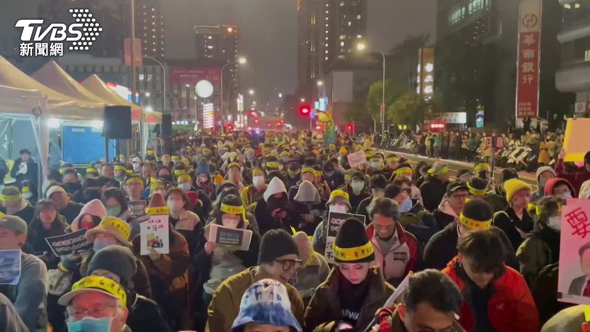 青鳥包圍國民黨抗議!藍營掛氣球酸:民進黨求官博覽會 主持人氣喊沒品